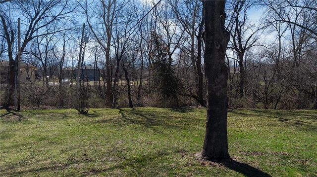 24 S Carriage Drive, St Joseph, MO 64506