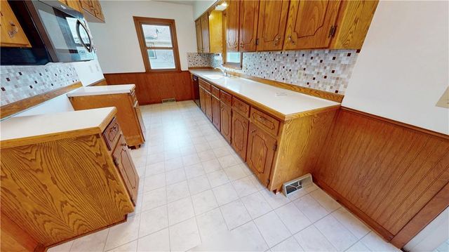 24 S Carriage Drive, St Joseph, MO 64506