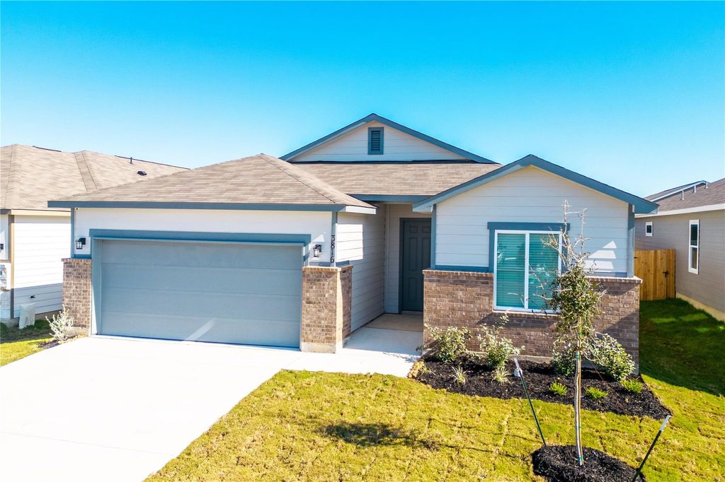 3816 Donald Dr DR, Seguin, TX 78155