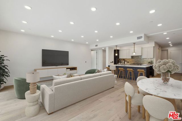 505 S Barrington Avenue 109, Los Angeles, CA 90049