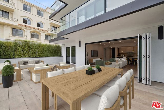 505 S Barrington Avenue 109, Los Angeles, CA 90049