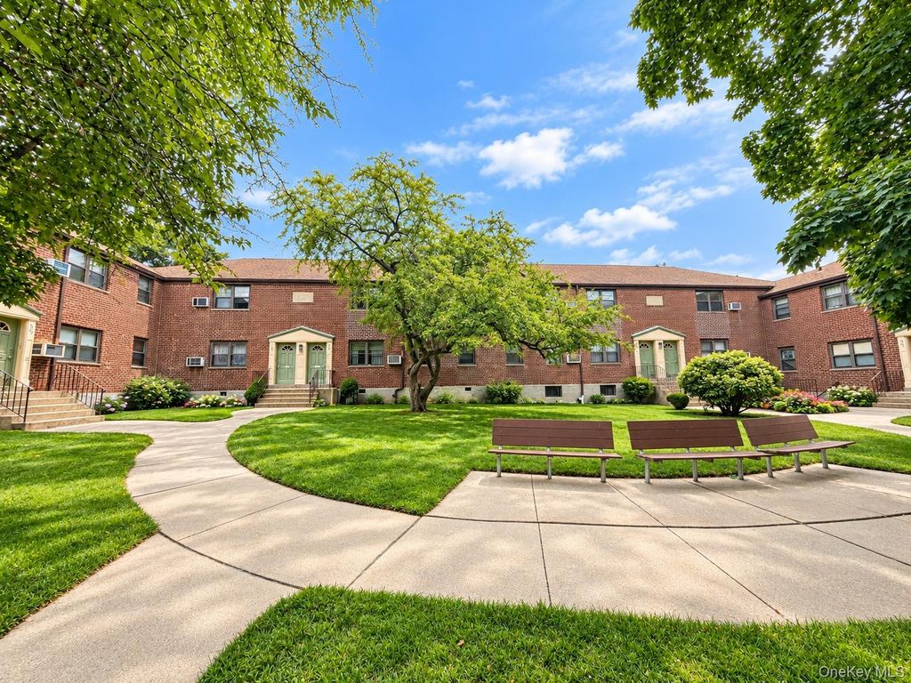 57-48 246th Crescent C8, Little Neck, NY 11362 — exterior