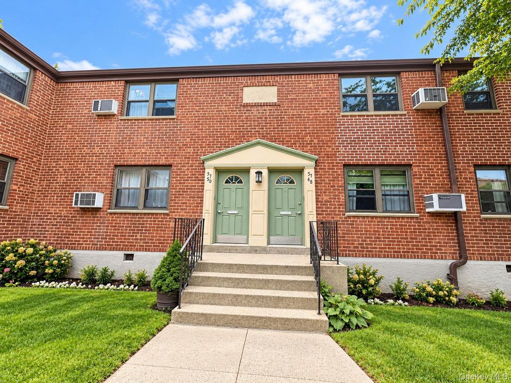 57-48 246th Crescent C8, Little Neck, NY 11362 — photo 2
