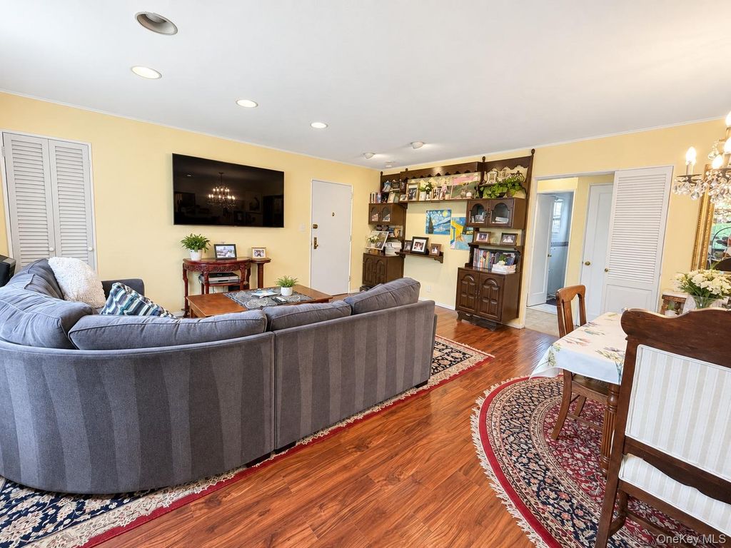 57-48 246th Crescent C8, Little Neck, NY 11362 — photo 4