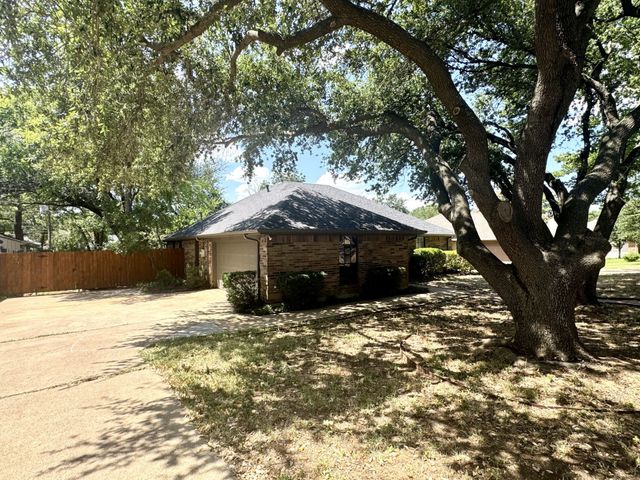 113 NE Timber Ridge Drive, Burleson, TX 76028