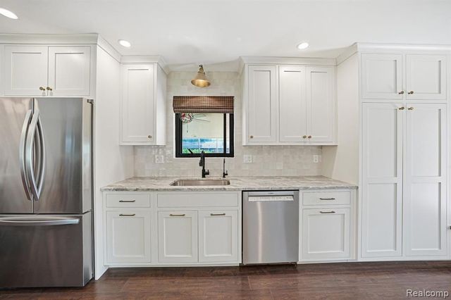 8327 Fox Bay Drive, White Lake, MI 48386