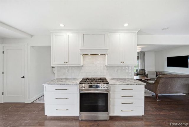 8327 Fox Bay Drive, White Lake, MI 48386