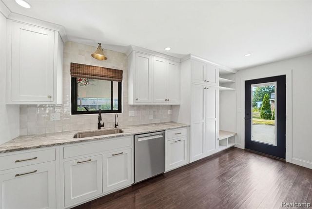 8327 Fox Bay Drive, White Lake, MI 48386