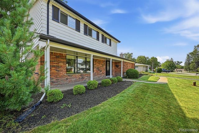 8327 Fox Bay Drive, White Lake, MI 48386