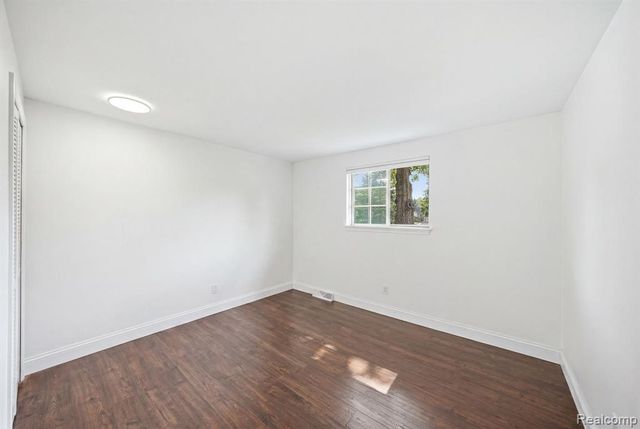 8327 Fox Bay Drive, White Lake, MI 48386
