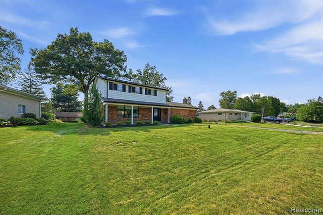 8327 Fox Bay Drive, White Lake, MI 48386