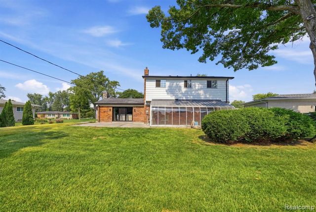 8327 Fox Bay Drive, White Lake, MI 48386