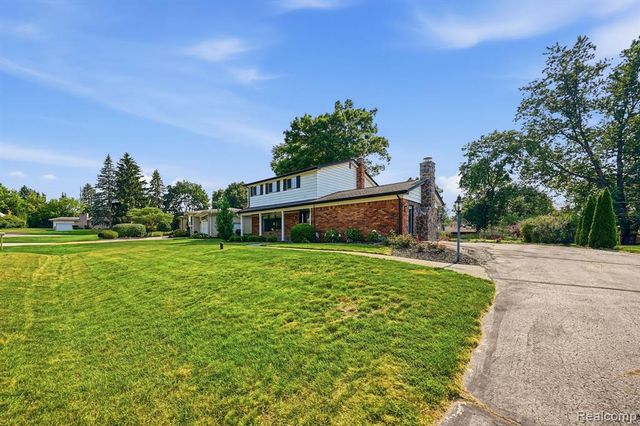 8327 Fox Bay Drive, White Lake, MI 48386