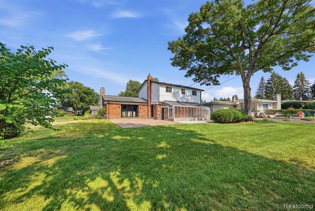 8327 Fox Bay Drive, White Lake, MI 48386
