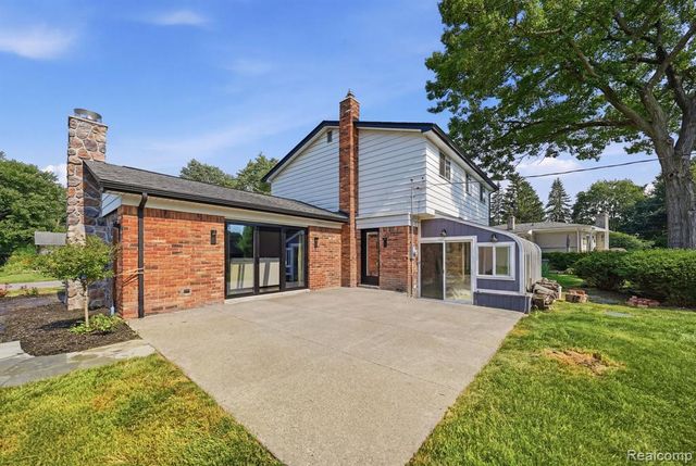 8327 Fox Bay Drive, White Lake, MI 48386