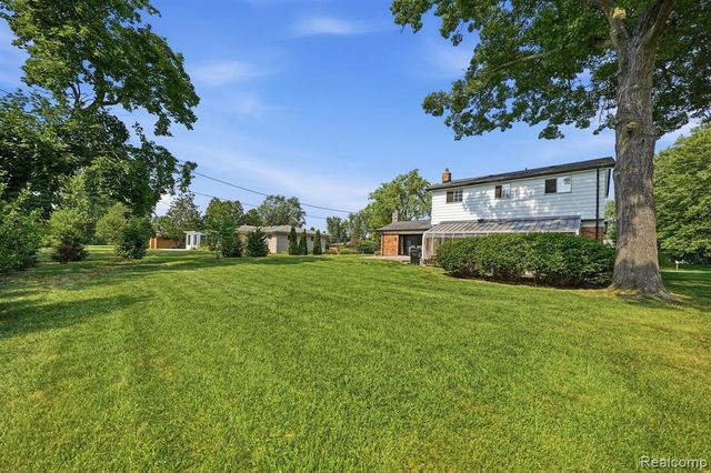 8327 Fox Bay Drive, White Lake, MI 48386