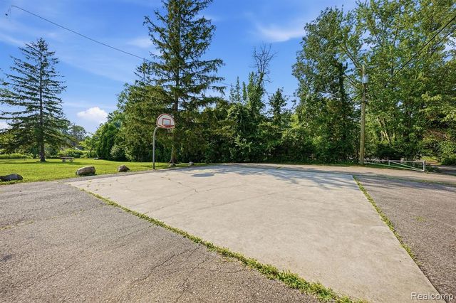 8327 Fox Bay Drive, White Lake, MI 48386