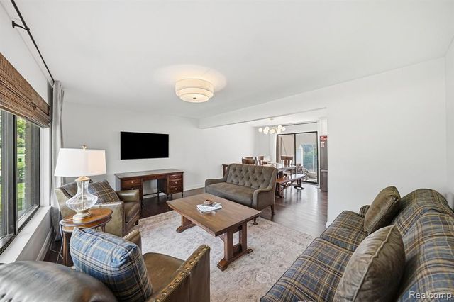 8327 Fox Bay Drive, White Lake, MI 48386