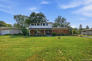 8327 Fox Bay Drive, White Lake, MI 48386