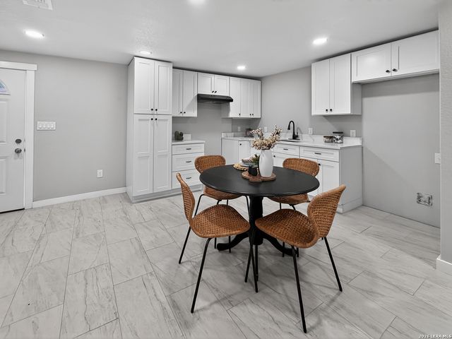 703 W Rosewood, San Antonio, TX 78212