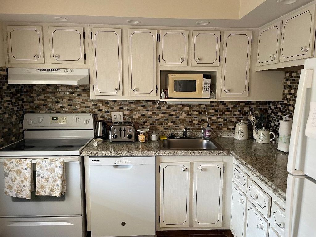 7410 NW 1st Street 202, Margate, FL 33063