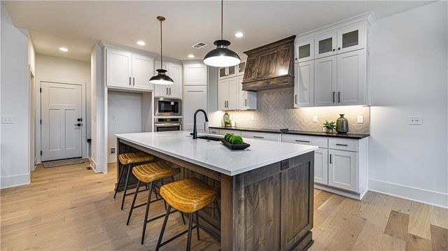 119 Teton Ridge, Lake Winnebago, MO 64034