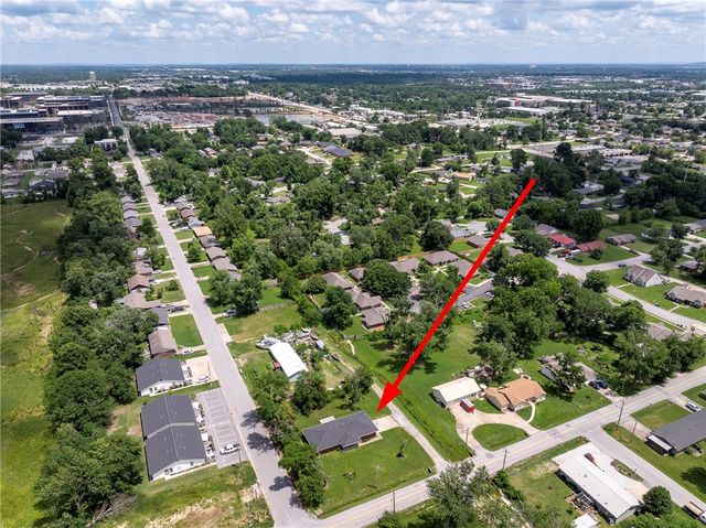 1011 SE C Street, Bentonville, AR 72712