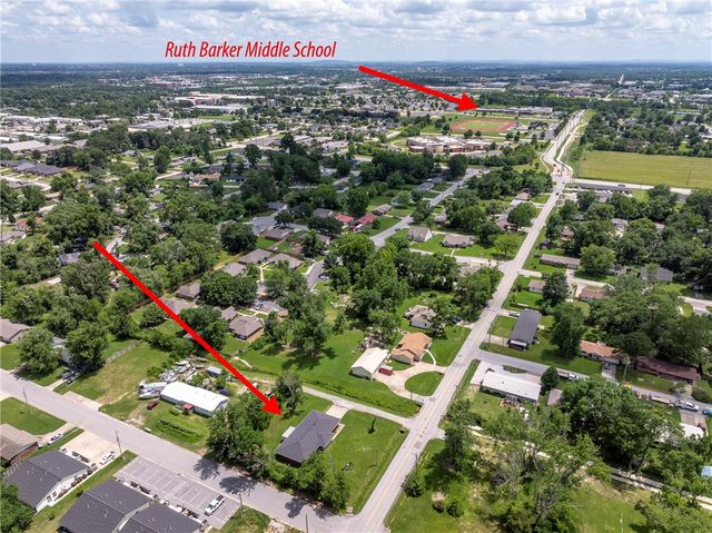 1011 SE C Street, Bentonville, AR 72712