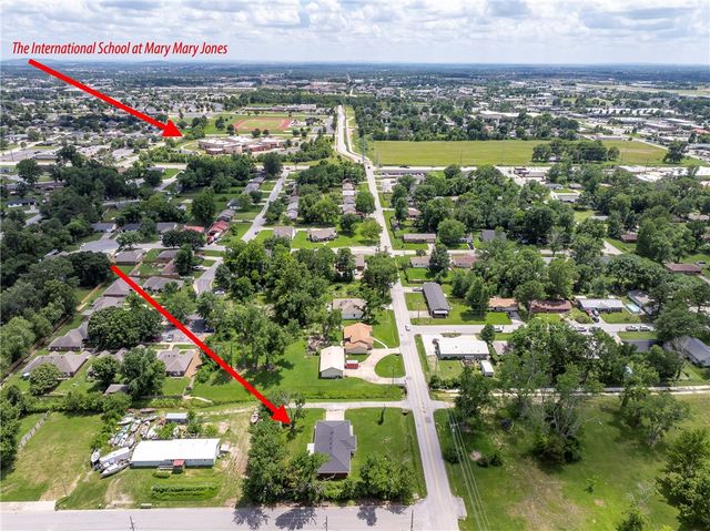 1011 SE C Street, Bentonville, AR 72712