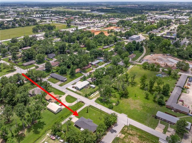 1011 SE C Street, Bentonville, AR 72712