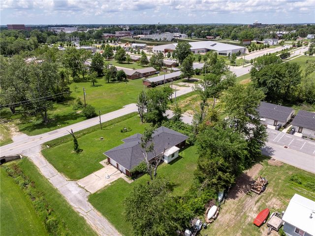 1011 SE C Street, Bentonville, AR 72712