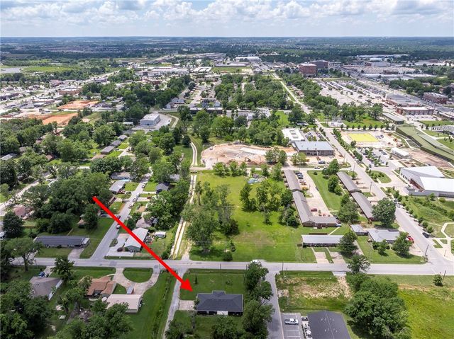 1011 SE C Street, Bentonville, AR 72712