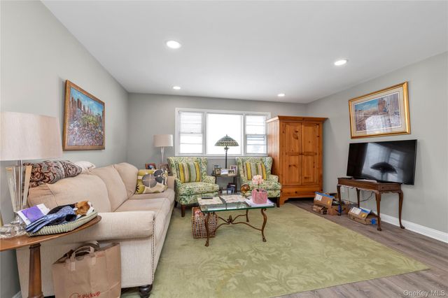 26 Lancaster Road, Island Park, NY 11558