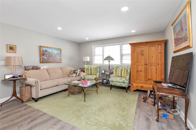 26 Lancaster Road, Island Park, NY 11558