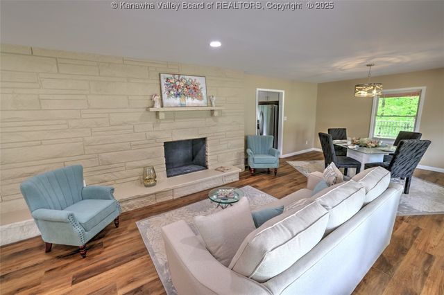 946 S Walnut Street, St Albans, WV 25177