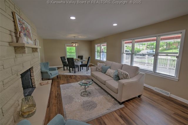 946 S Walnut Street, St Albans, WV 25177