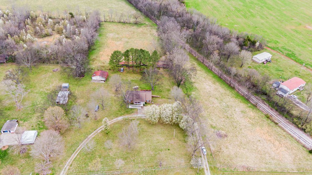2126 Hampshire Pike, Columbia, TN 38401