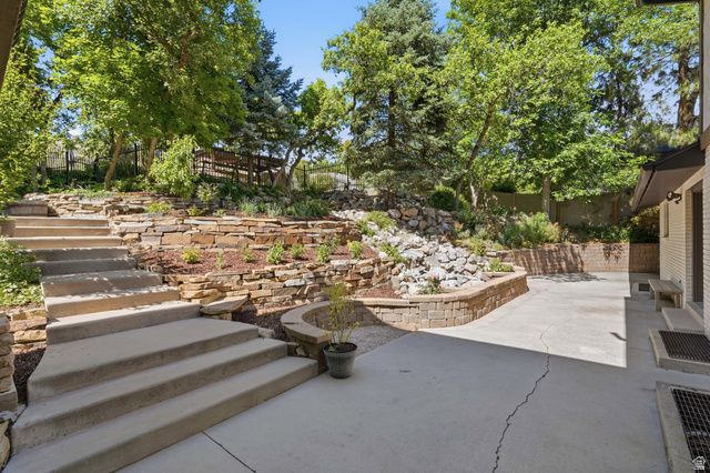 581 E HODS HOLLOW DR, Kaysville, UT 84037