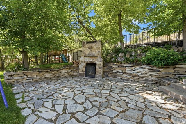 581 E HODS HOLLOW DR, Kaysville, UT 84037