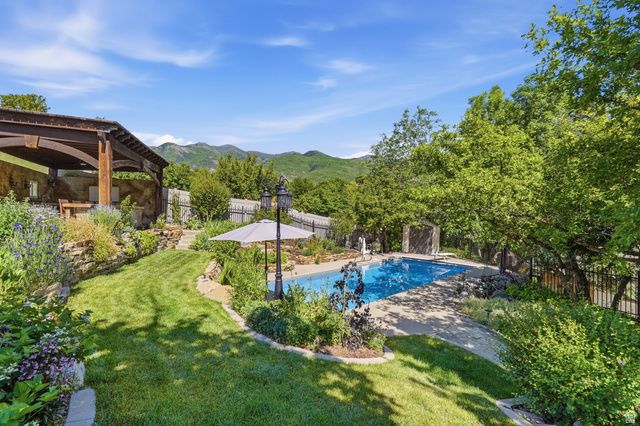 581 E HODS HOLLOW DR, Kaysville, UT 84037