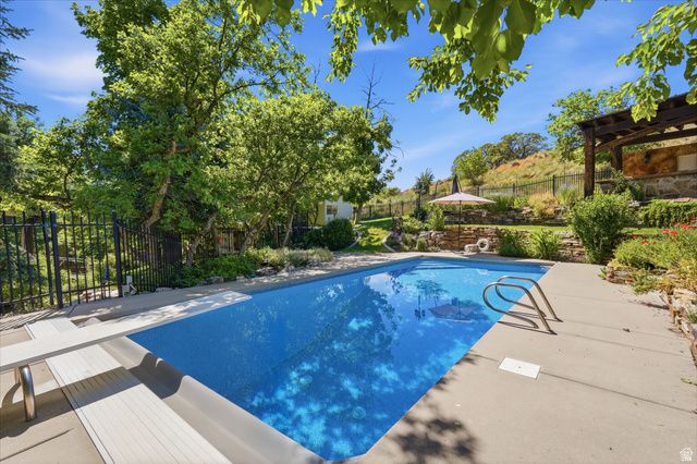 581 E HODS HOLLOW DR, Kaysville, UT 84037