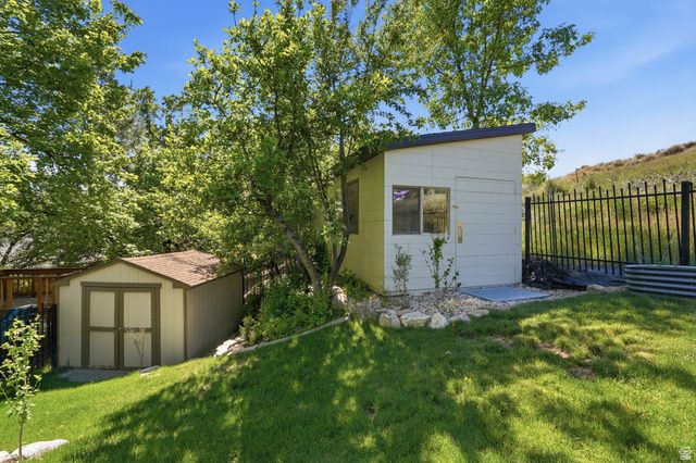 581 E HODS HOLLOW DR, Kaysville, UT 84037
