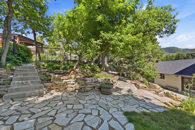 581 E HODS HOLLOW DR, Kaysville, UT 84037