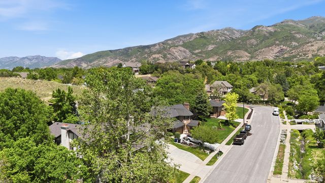 581 E HODS HOLLOW DR, Kaysville, UT 84037