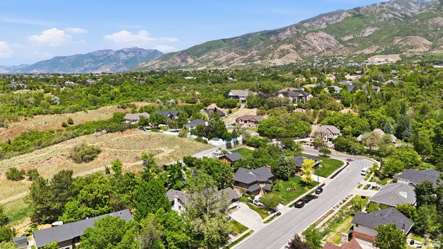 581 E HODS HOLLOW DR, Kaysville, UT 84037