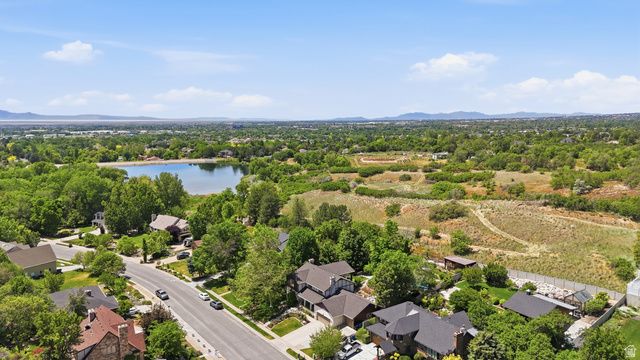 581 E HODS HOLLOW DR, Kaysville, UT 84037
