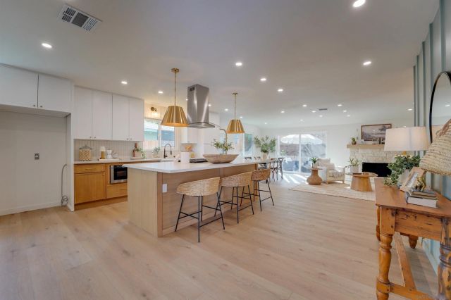 2927 Governor Dr, San Diego, CA 92122