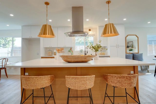 2927 Governor Dr, San Diego, CA 92122