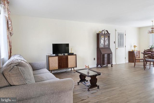 6439 LANCASTER DR, Warrenton, VA 20187