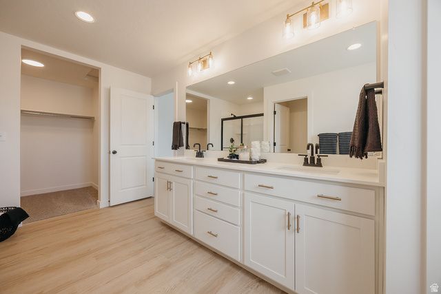 5233 S PARAMOUNT DR, Riverdale, UT 84405